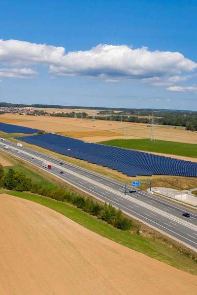 drohnenaufnahme solarpark autobahn landwirtschaft