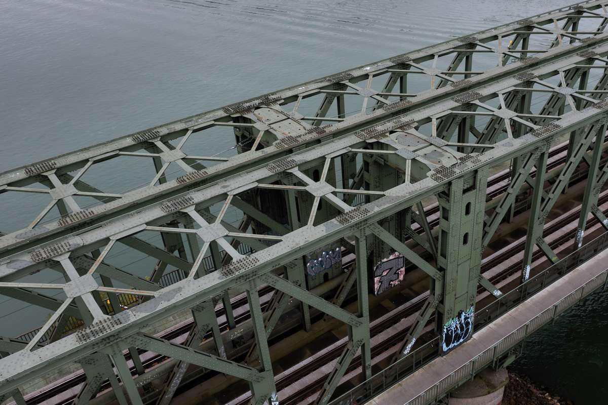 drohnenaufnahme stahlbrücke eisenbahn in mainz über rhein inspektion