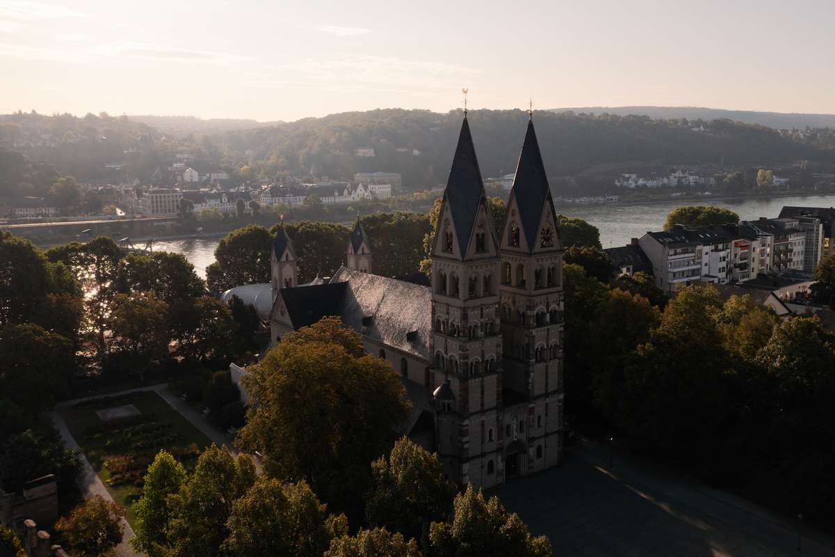 drohnenaufnahme koblenz stadt kirche rhein mosel