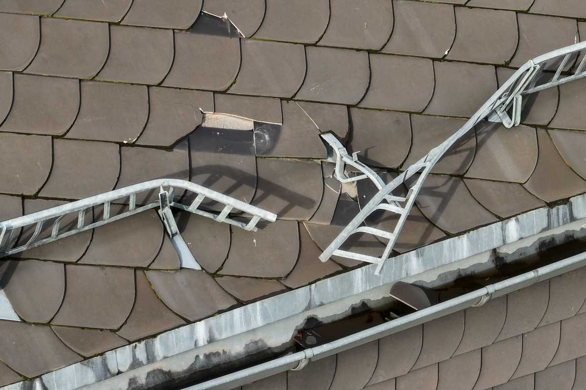 drohnenaufnahme dach beschädigt mit schneefanggitter ziegel regenrinne