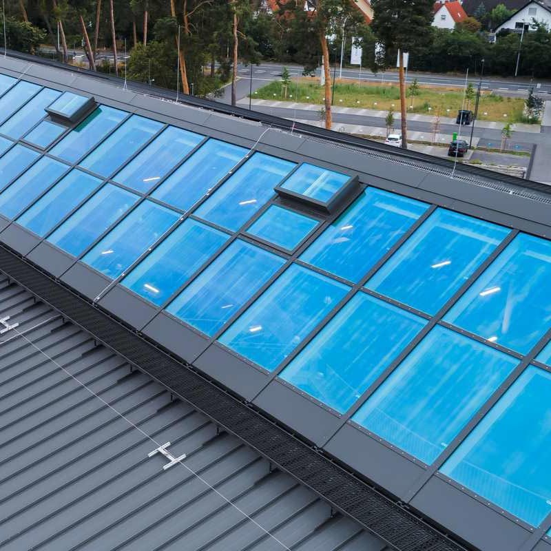 drohnenaufnahme metalldach fenster inspektion