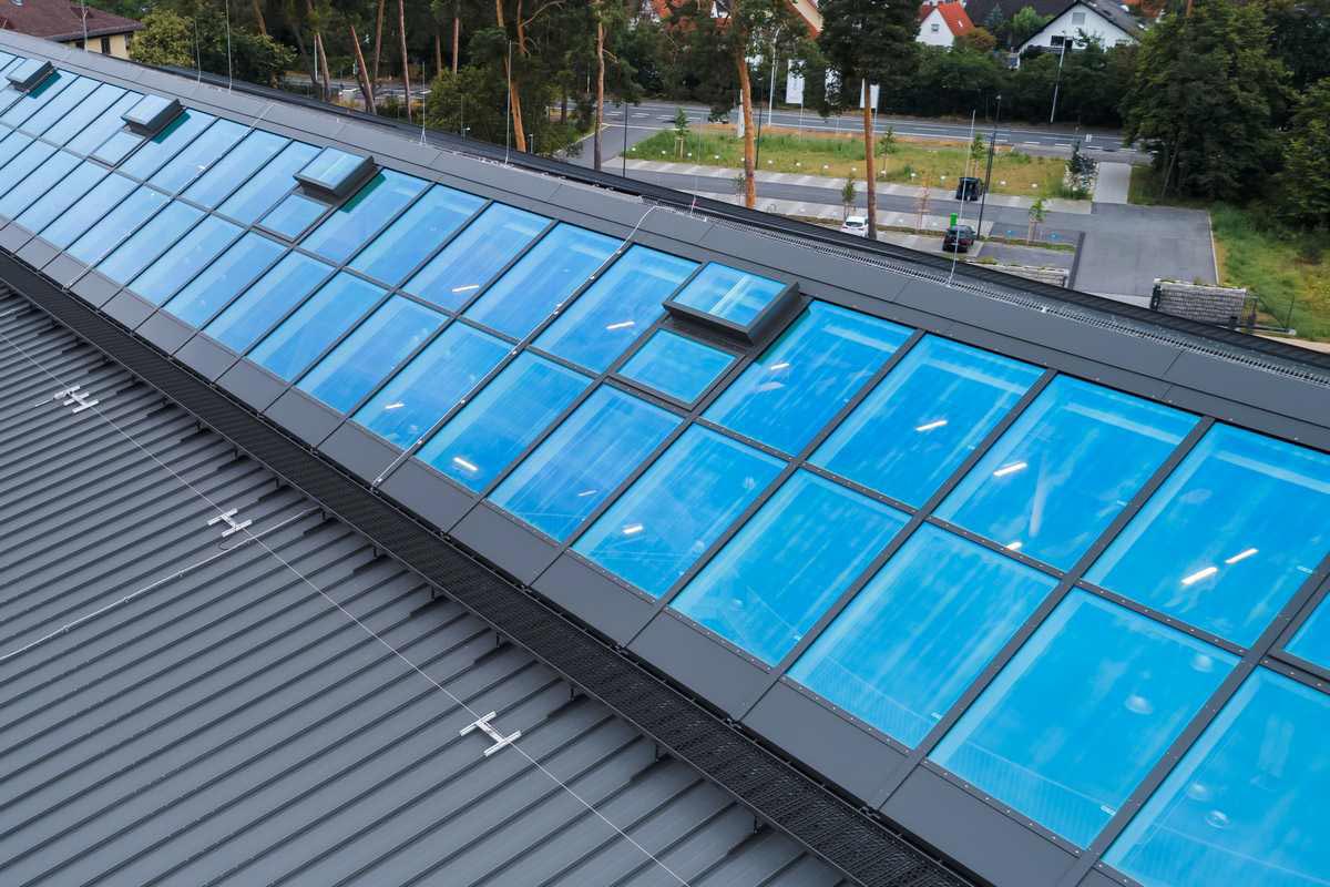 drohnenaufnahme metalldach fenster inspektion