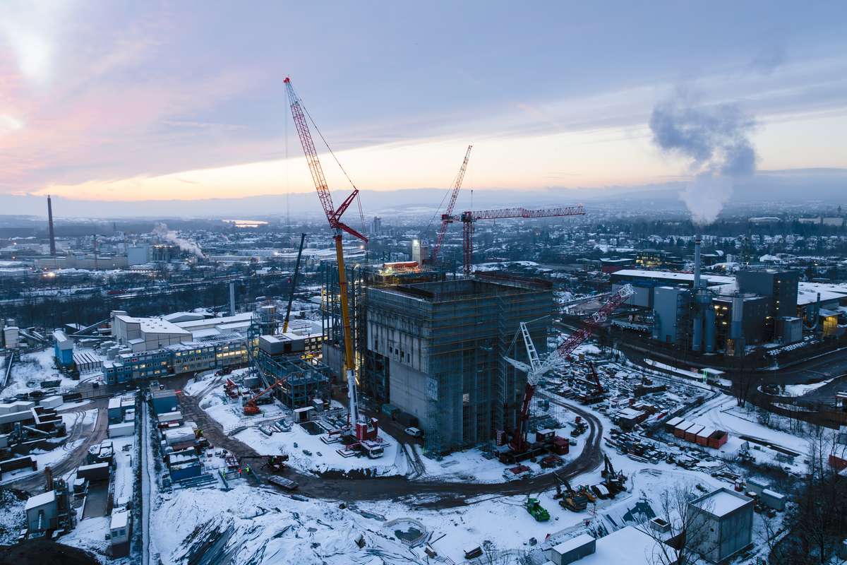 drohnenaufnahme baustelle müllheizkraftwerk wiesbaden in winter schnee abendsonne