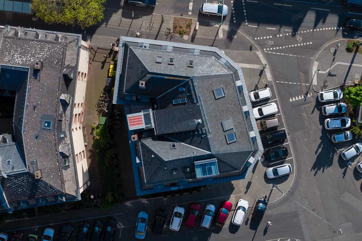 drohnenaufnahme immobilie top down frankfurt innenstadt