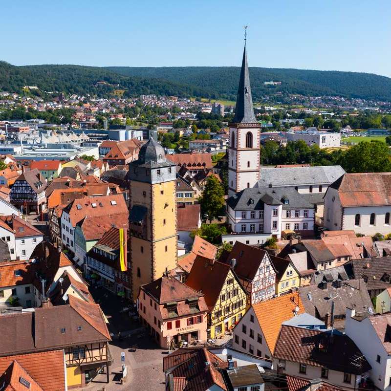 drohnenaufnahme altstadt lohr am main mit turm fachwerkhäuser kirche