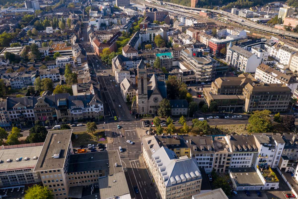 drohnenaufnahme koblenz innenstadt verkehr kreuzung mit kirche
