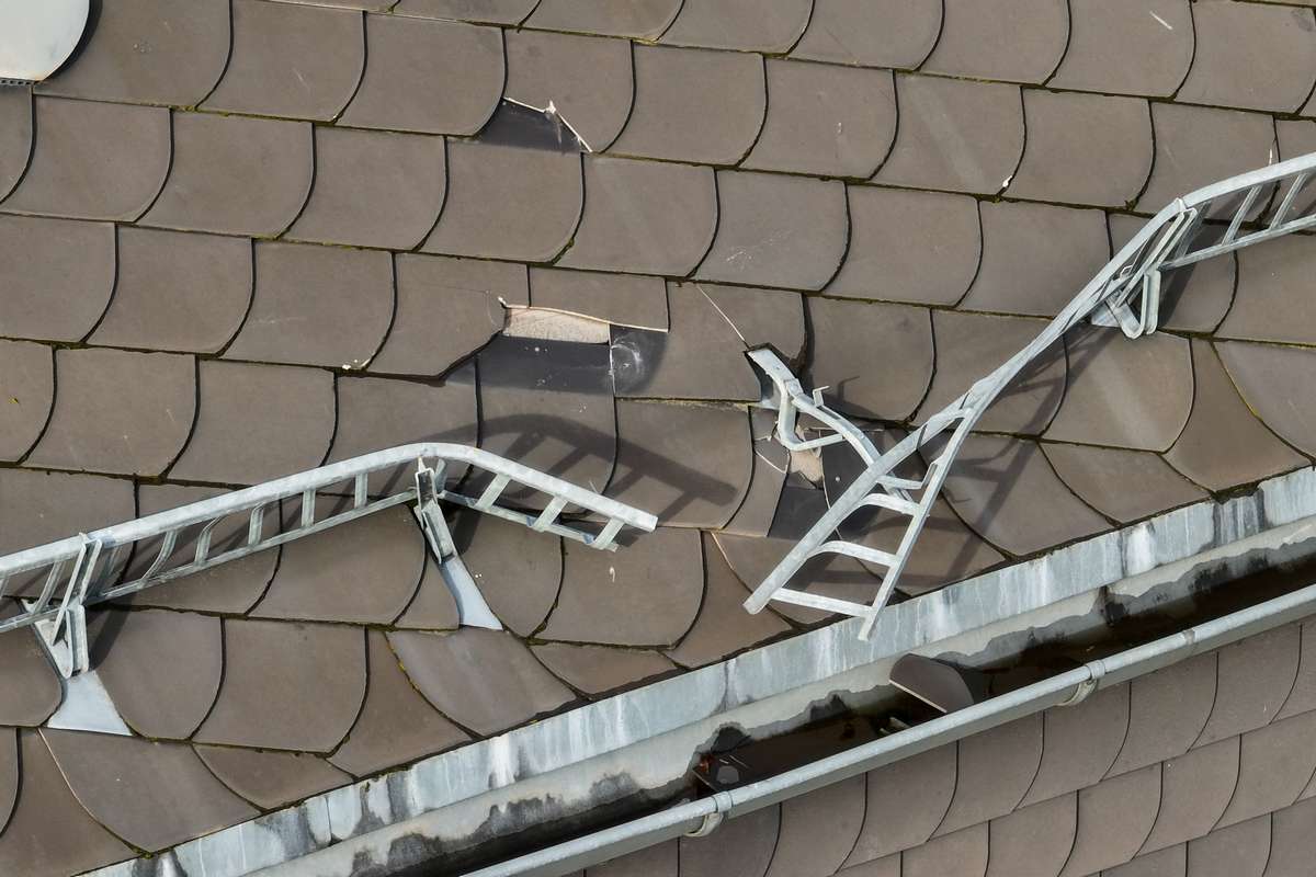 drohnenaufnahme dach beschädigt mit schneefanggitter ziegel regenrinne