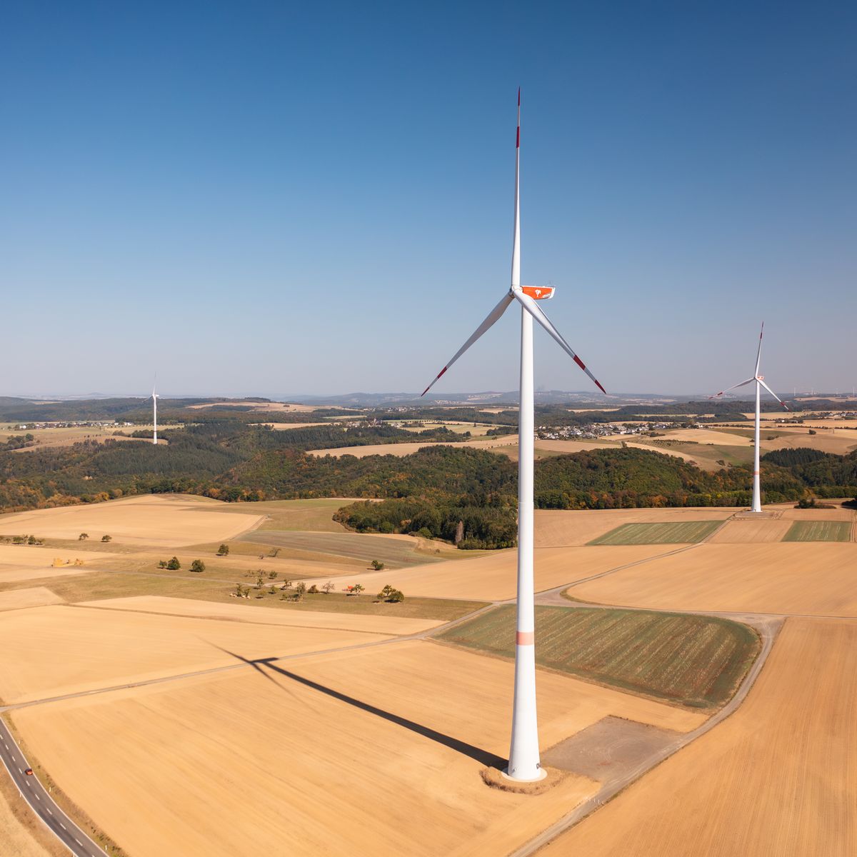 header drohneninspektion windpark windrad landwirtschaft