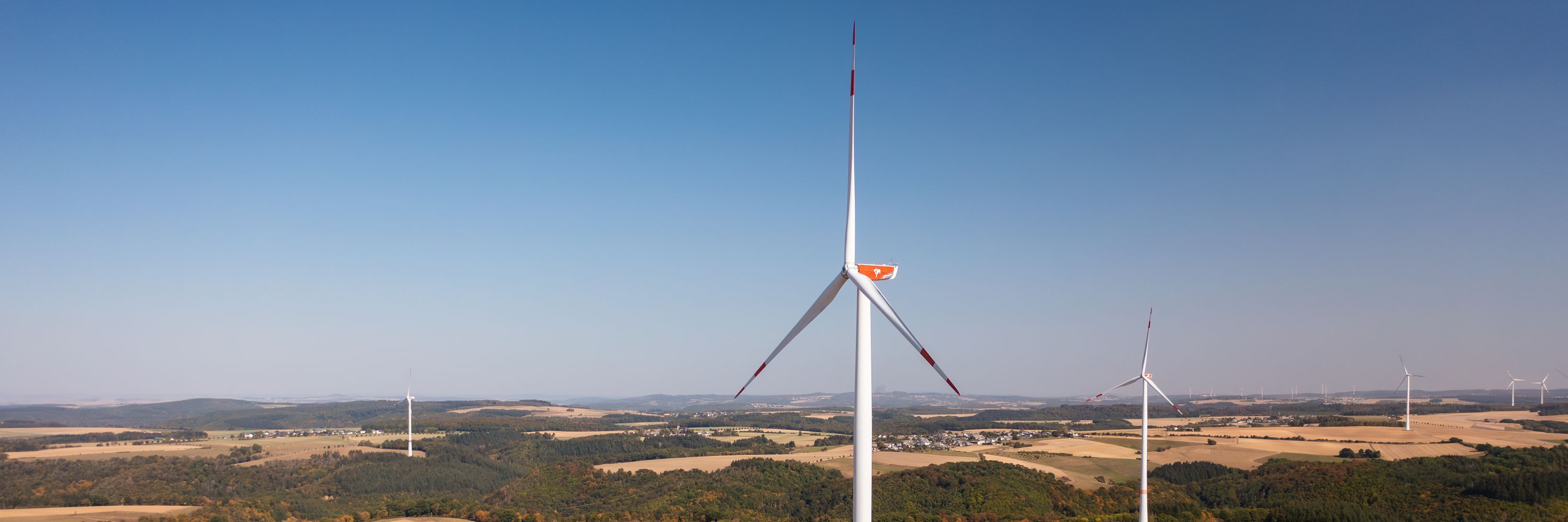 header drohneninspektion windpark windrad landwirtschaft