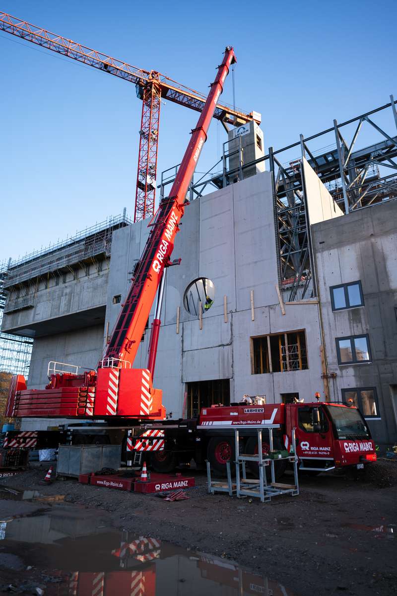 baustelle müllheizkraftwerk wiesbaden fertigteile wand kranarbeiten