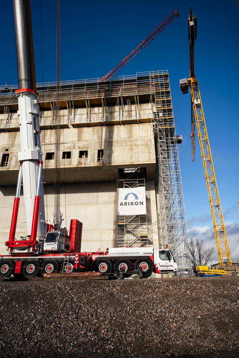 baustelle müllheizkraftwerk wiesbaden kranarbeiten gerüst in abendsonne