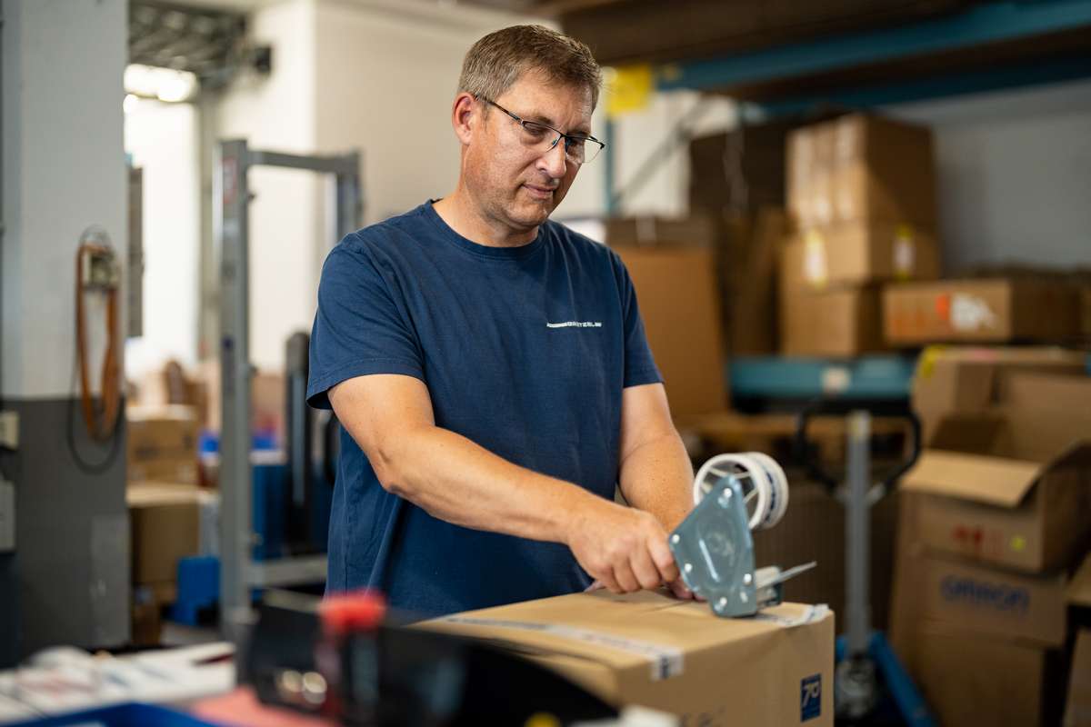 mitarbeiter logistik bei paketversand