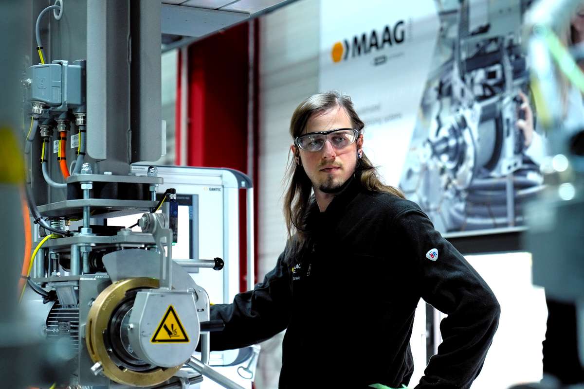 maag germany fertigung mitarbeiter mit maschine