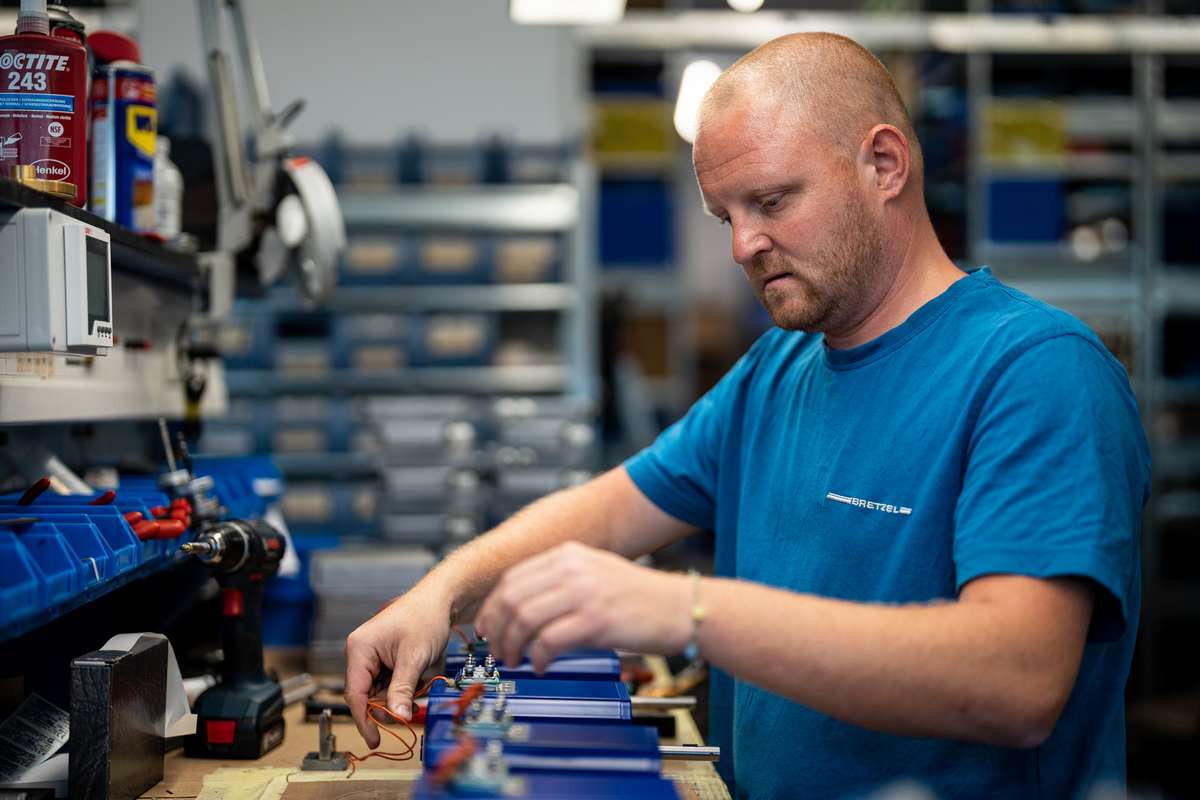 mitarbeiter reparatur elektromotor kabel
