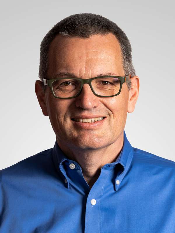 mitarbeiter professionelle portraitaufnahme grauer hintergrund