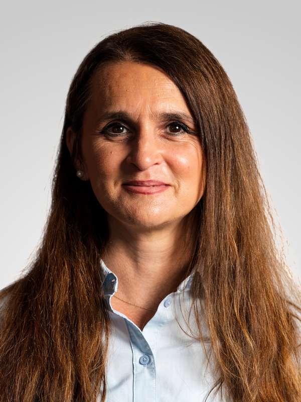 mitarbeiterin professionelle portraitaufnahme grauer hintergrund