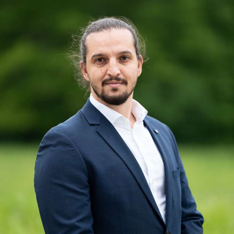 mitarbeiter professionelle portraitaufnahme außenbereich