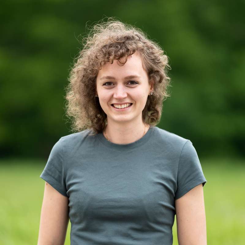 mitarbeiterin professionelle portraitaufnahme außenbereich