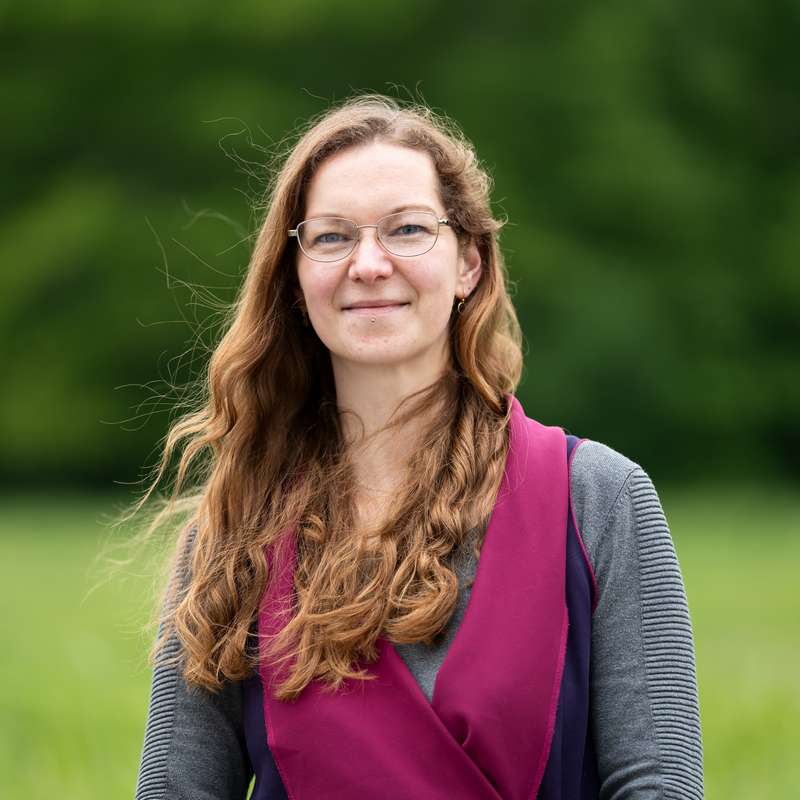 mitarbeiterin professionelle portraitaufnahme außenbereich