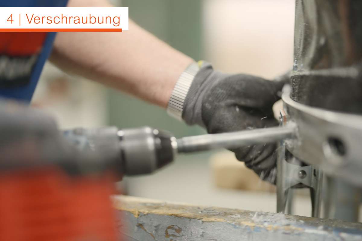 mitarbeiter kompensatorenbau anleitung tutorial verschraubung mit bohrmaschine