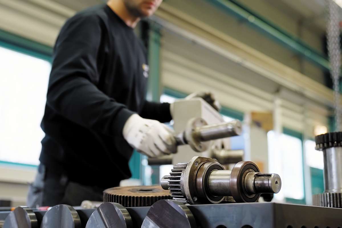 mitarbeiter reparatur elektromotoren getriebe mit zahnrädern kugellager achsen