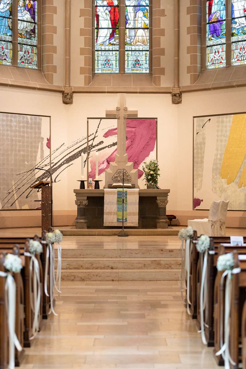 kirche innenraum altar geschmückt für hochzeit