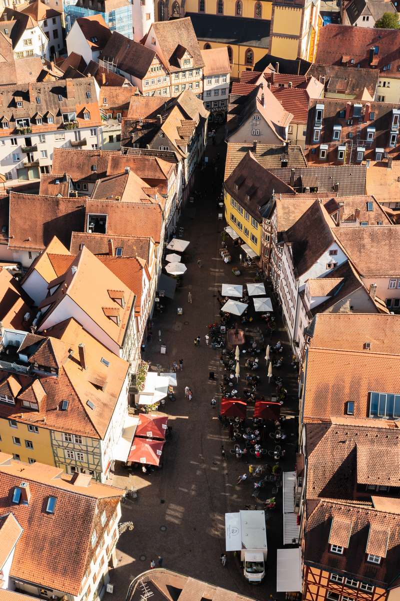 drohnenaufnahme altstadt veranstaltung markt