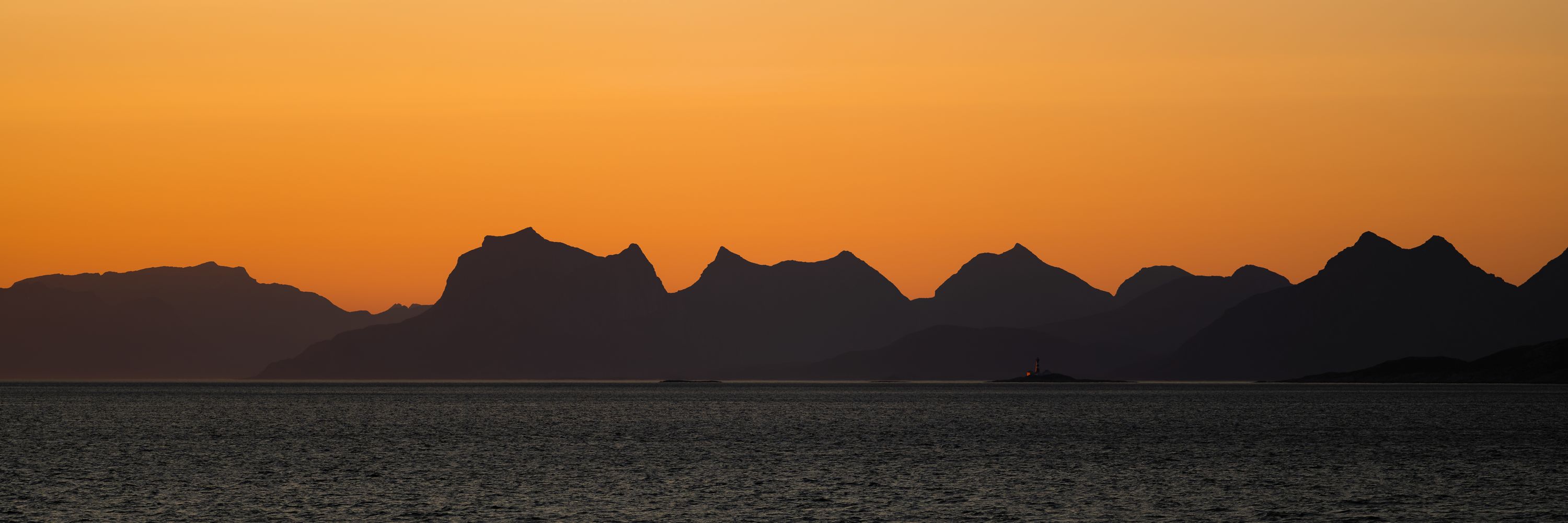 header reisemarketing norwegen mitternachtssonne bergkette
