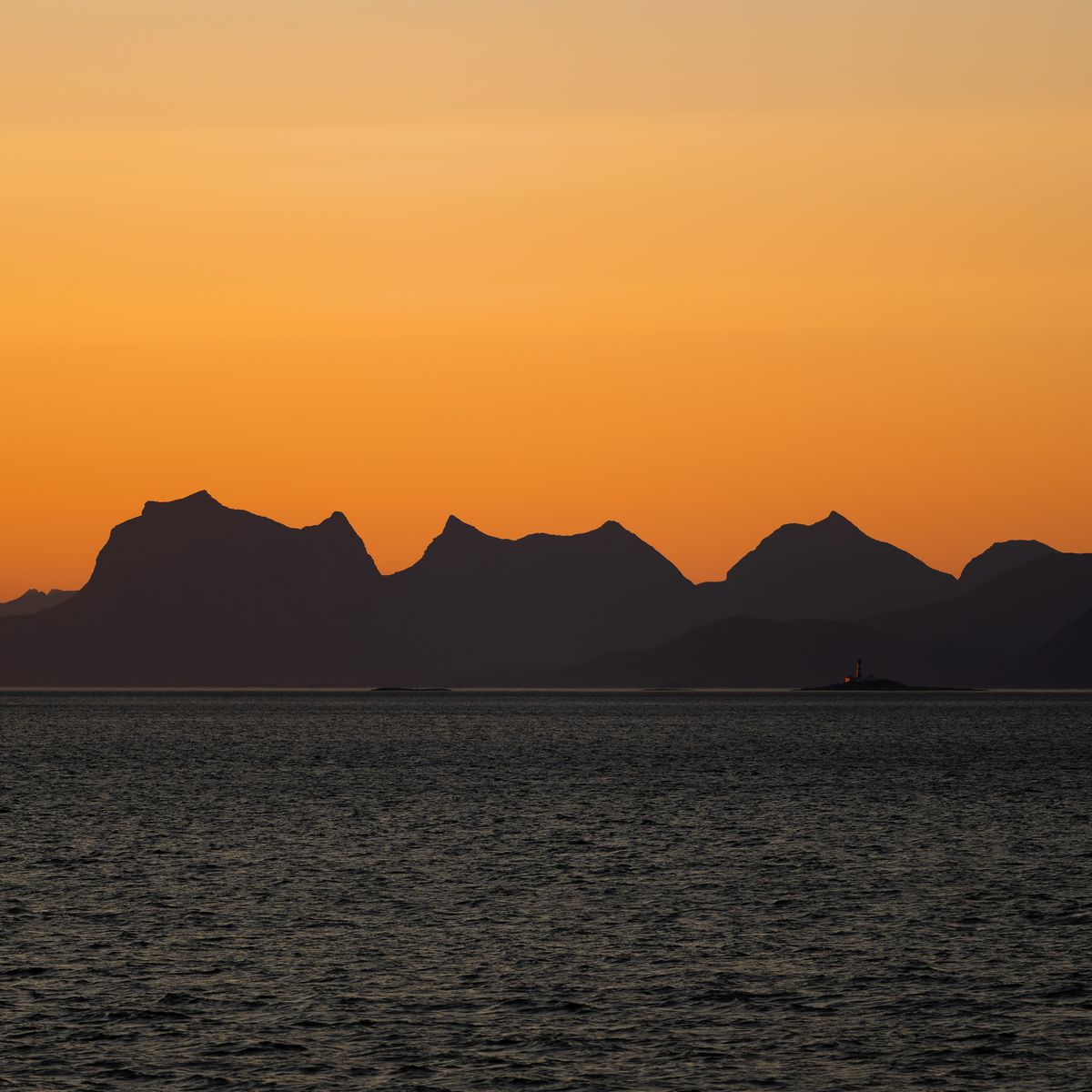 header reisemarketing norwegen mitternachtssonne bergkette