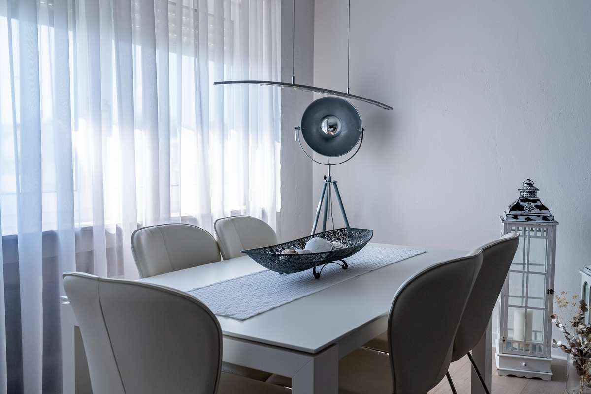 immobilie innenaufnahme wohnzimmer mit esstisch