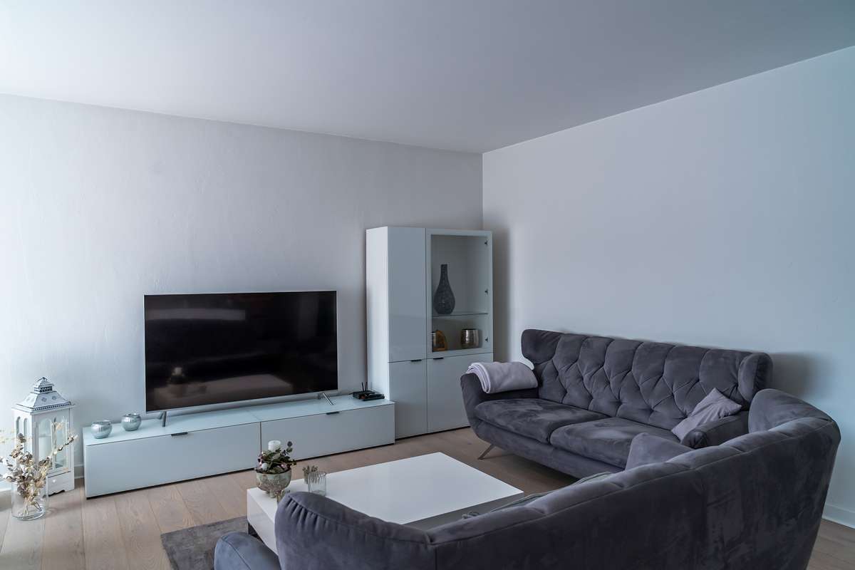 immobilie innenaufnahme wohnzimmer modern mit sofa fernseher