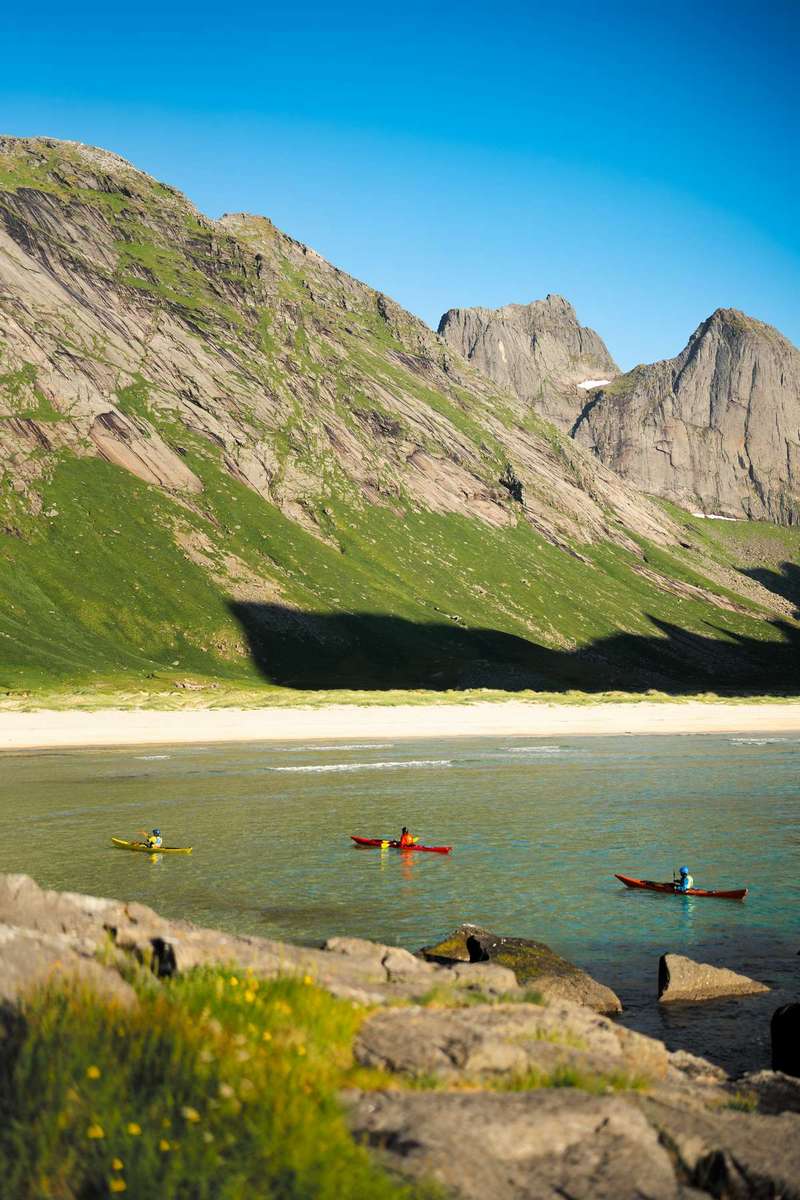 strand bergkette kayakfahrer in abendsonne