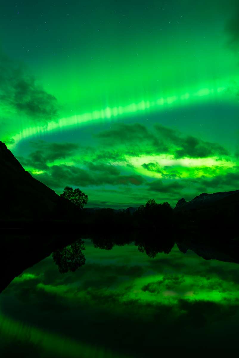 polarlichter nordlichter mit berglandschaft spiegelung fluss