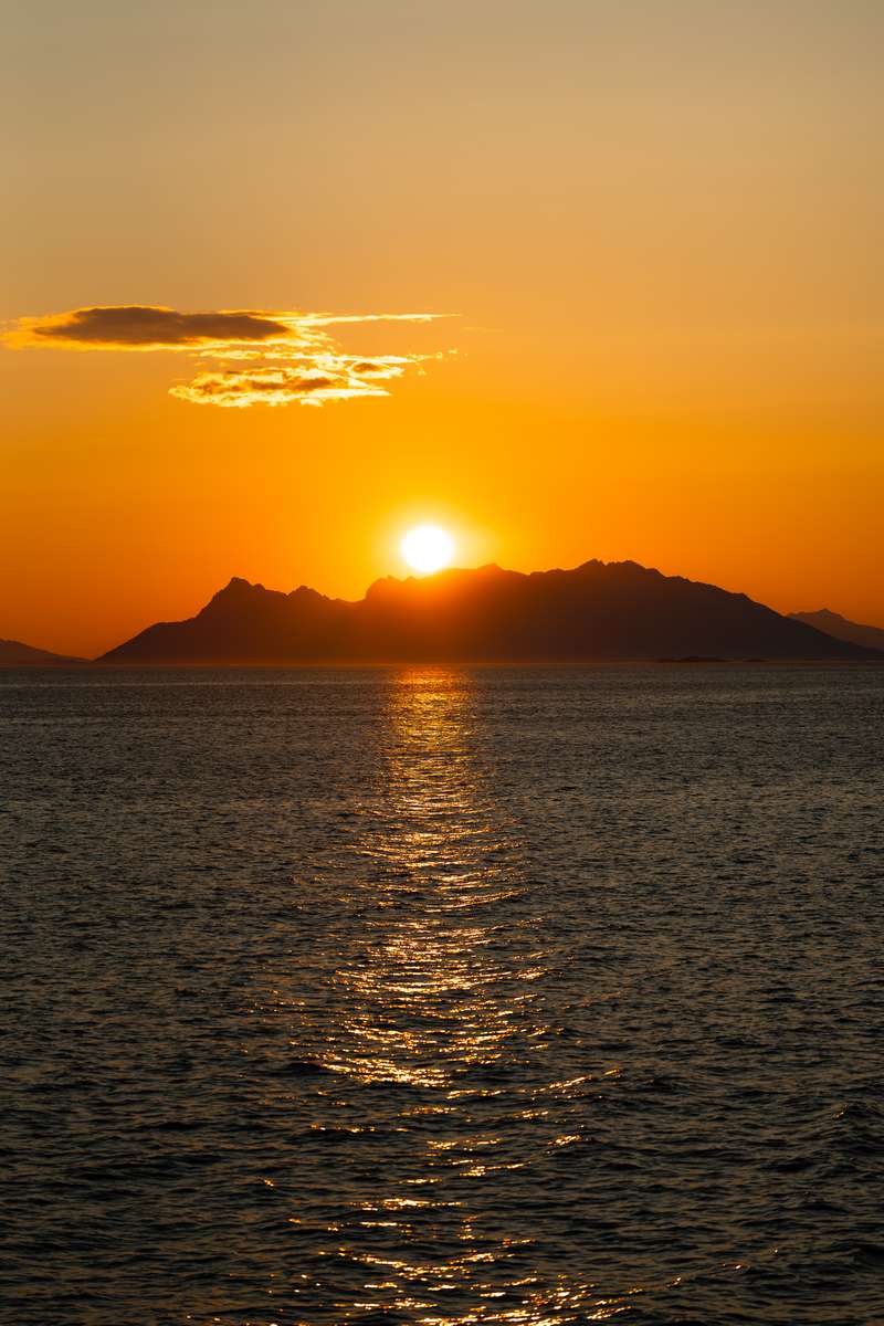 mitternachtssonne sonnenaufgang bergkette auf meer fähre