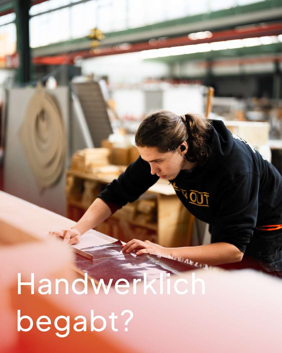 auszubildender handwerk mit zollstock bei glasfaser zuschnitt
