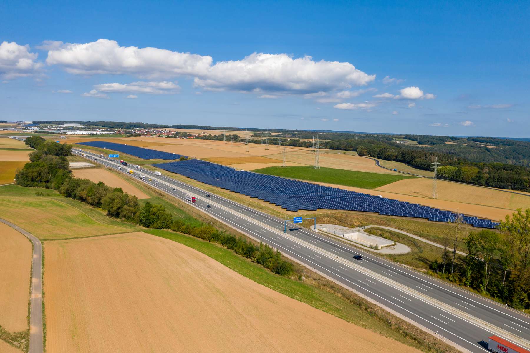 drohnenaufnahme solarpark autobahn landwirtschaft