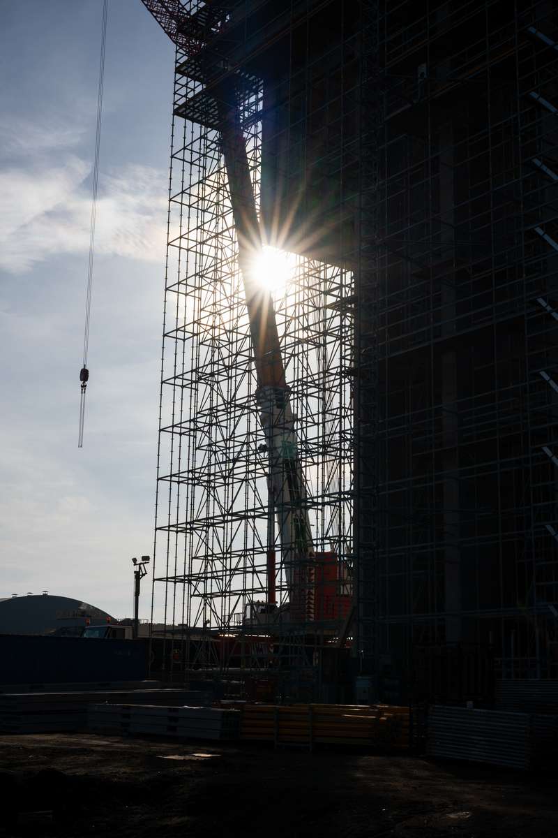 baustelle müllheizkraftwerk wiesbaden kranarbeiten gerüst in abendsonne