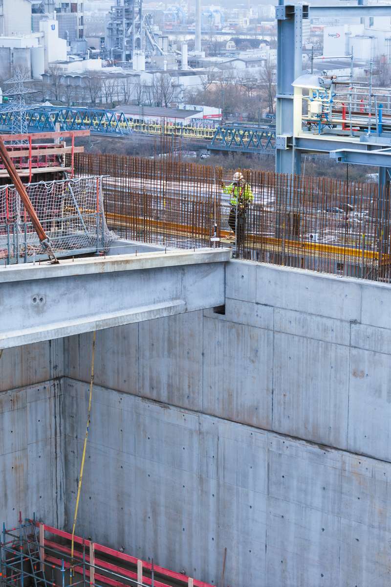 drohnenaufnahme baustelle müllheizkraftwerk wiesbaden fertigteile decken kranarbeit