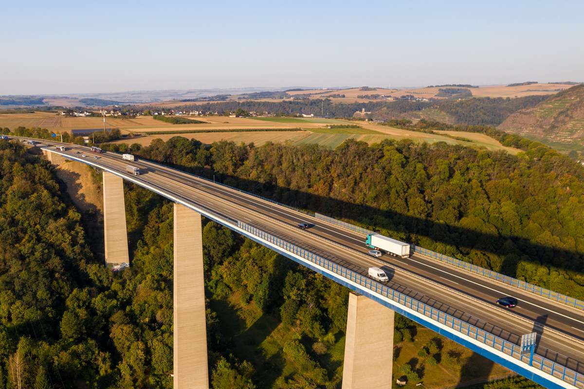 drohnenaufnahme brücke mosel verkehr in morgensonne