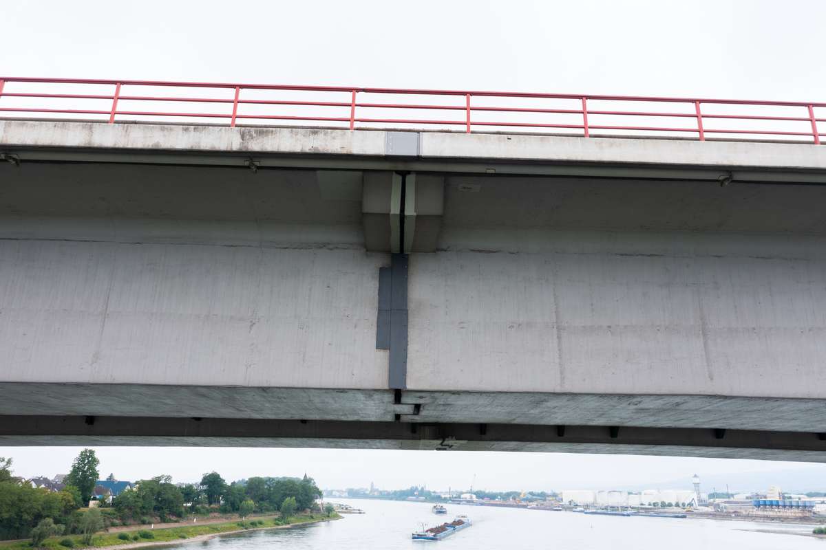 drohnenaufnahme brücke verkehr inspektion dehnungsfuge