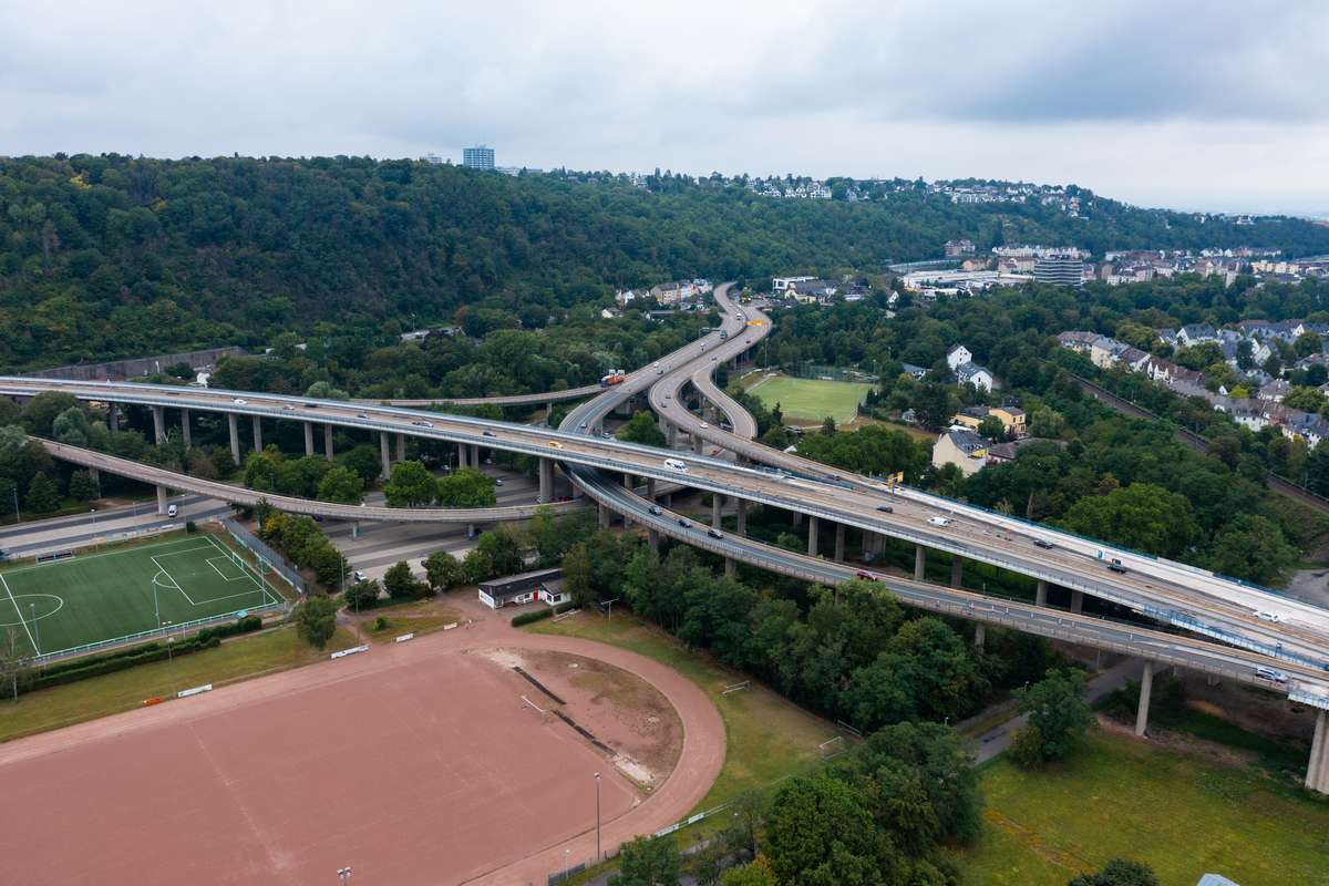 drohnenaufnahme brücke koblenz verkehr dreieck