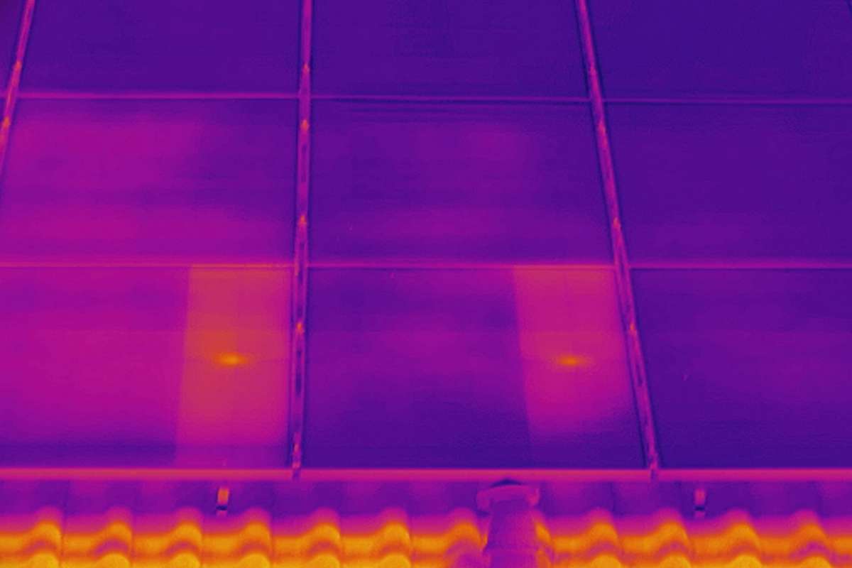 drohnenaufnahme thermografie wärmebild solar photovoltaik modulfehler inspektion