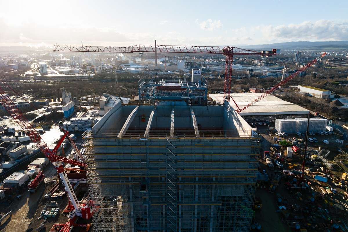 drohnenaufnahme baustelle müllheizkraftwerk wiesbaden fertigteile decken