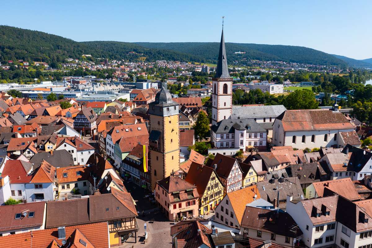 drohnenaufnahme altstadt lohr am main mit turm fachwerkhäuser kirche