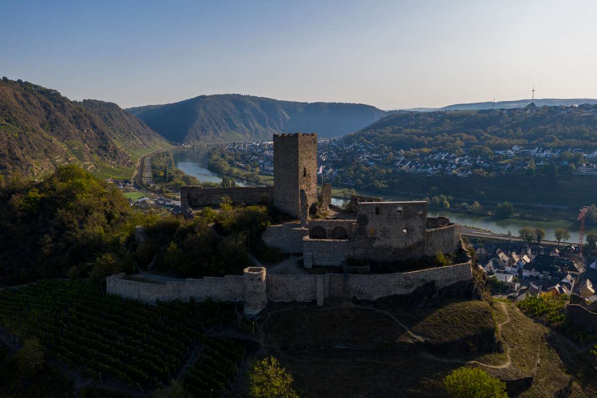 drohnenaufnahme burg mosel in morgensonne