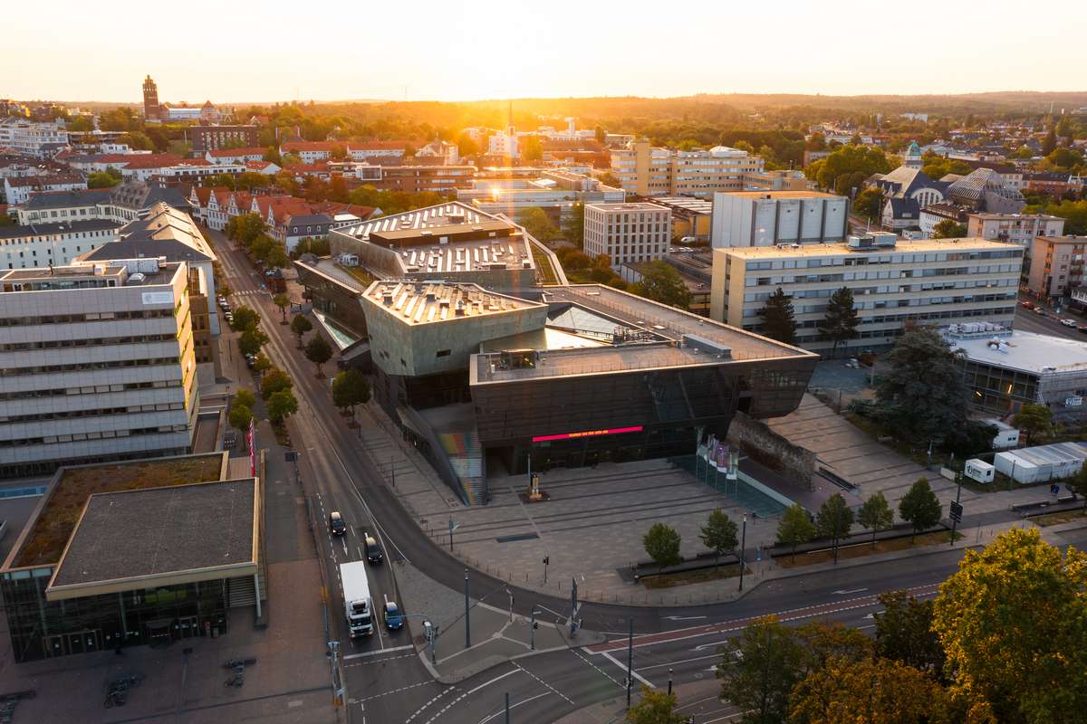 drohnenaufnahme darmstadtium moderne architektur