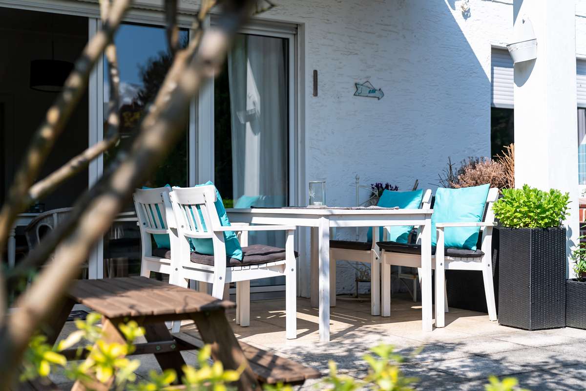 immobilie außenbereich terrasse esstisch in sonne