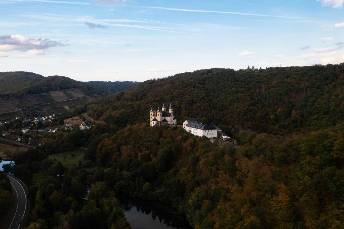 drohnenaufnahme kloster berg mosel am abend