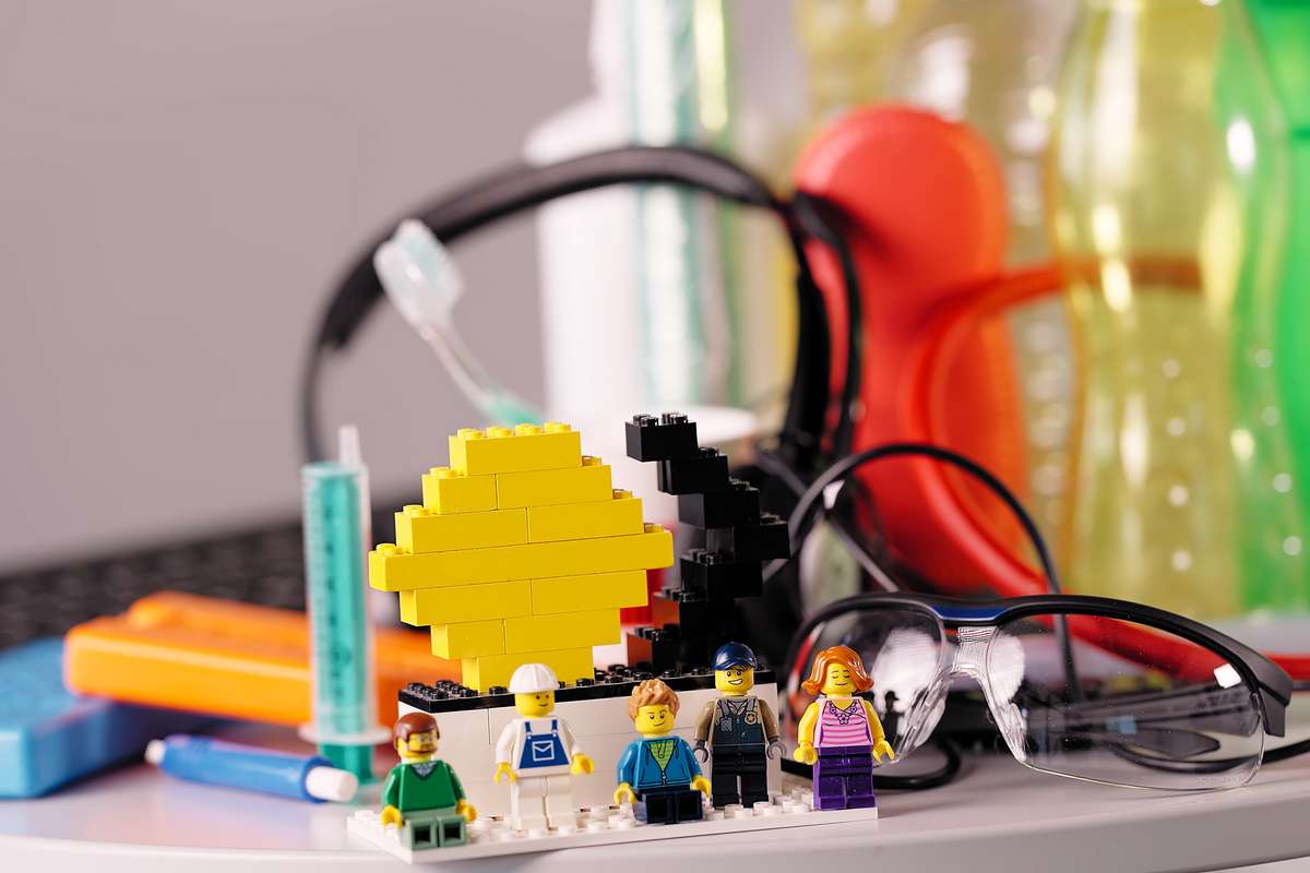 detailaufnahme kunststoffartikel lego schutzbrille spritze