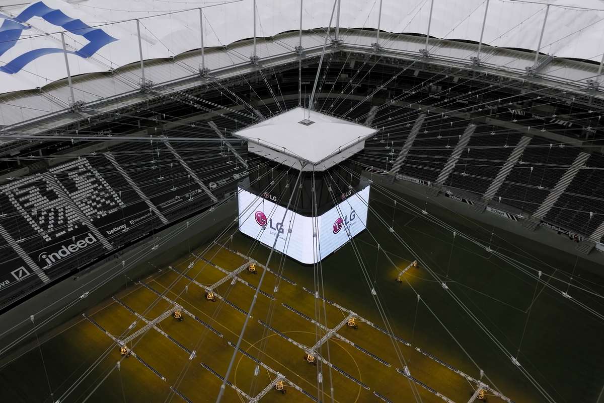 drohnenaufnahme deutsche bank park eintracht frankfurt videowürfel im winter